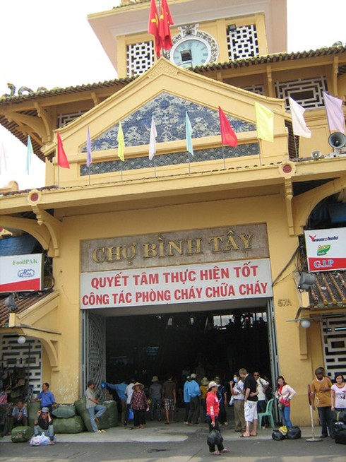 Chợ đầu mối ở TP.HCM: `Cháy khỏi cứu`