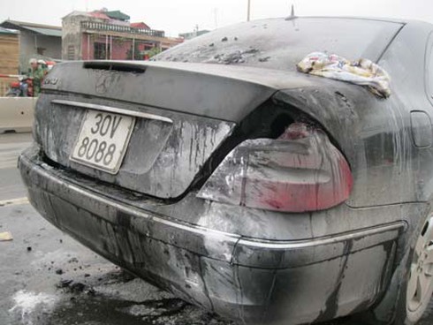 'Xế Mẹc' cháy trên cầu Chương Dương