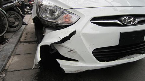 “Xe điên” húc hàng loạt xe máy, hai người trọng thương