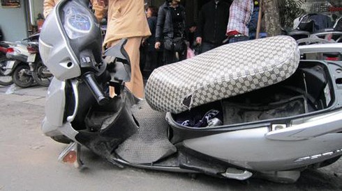 “Xe điên” húc hàng loạt xe máy, hai người trọng thương