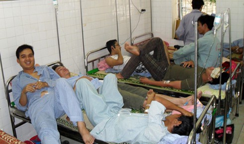 Tăng viện phí nhưng phớt lờ bức xúc giường ghép ba