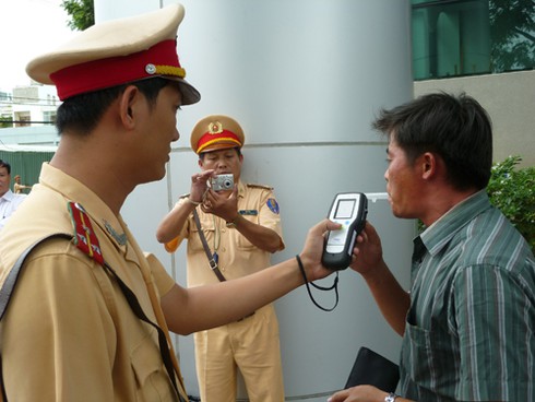 Uống rượu bia lái xe: Chống đối để được phạt nhẹ!
