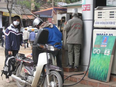 Dừng bán xăng E5 chờ kiểm định: PV oil bảo có, đại lý bảo không