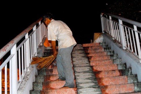 Lạ kỳ chuyện “lão điên” quét cầu vượt lúc nửa đêm