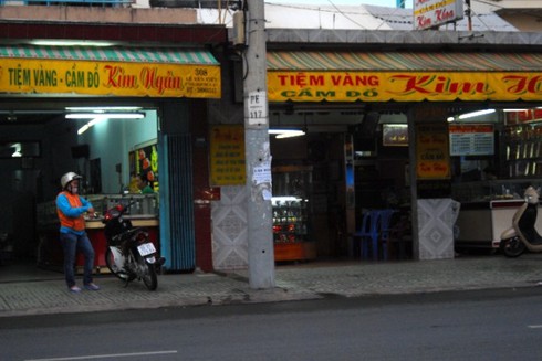 Chủ tiệm vàng nhỏ `rờn rợn`, `rụng rời`