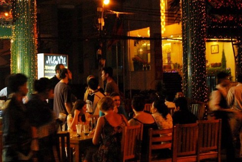 Bùng nổ dịch vụ `sung sướng` ở phố Tây