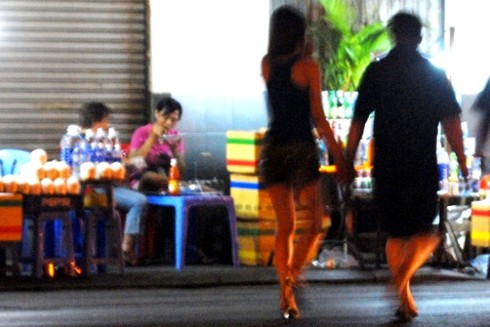 Bùng nổ dịch vụ `sung sướng` ở phố Tây