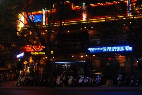 Bùng nổ dịch vụ `sung sướng` ở phố Tây