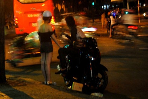 Bùng nổ dịch vụ `sung sướng` ở phố Tây