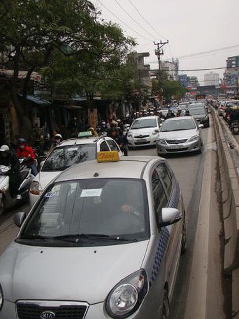 Taxi `doạ` tăng cước vì khó khăn điểm đỗ