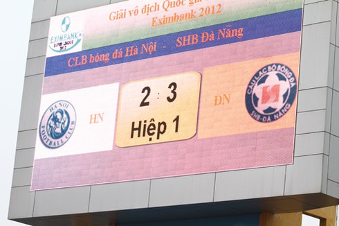 Những hình ảnh hài hước nhất V-League trên sân Hàng Đẫy