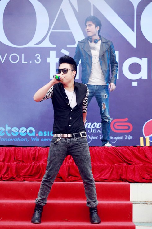 Hoàng Hải 'bẽn lẽn' sánh đôi với Vũ Hạnh Nguyên