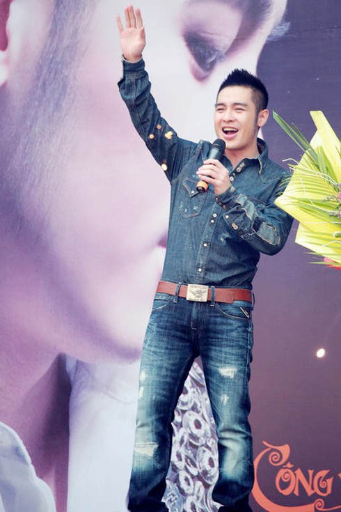 Hoàng Hải 'bẽn lẽn' sánh đôi với Vũ Hạnh Nguyên