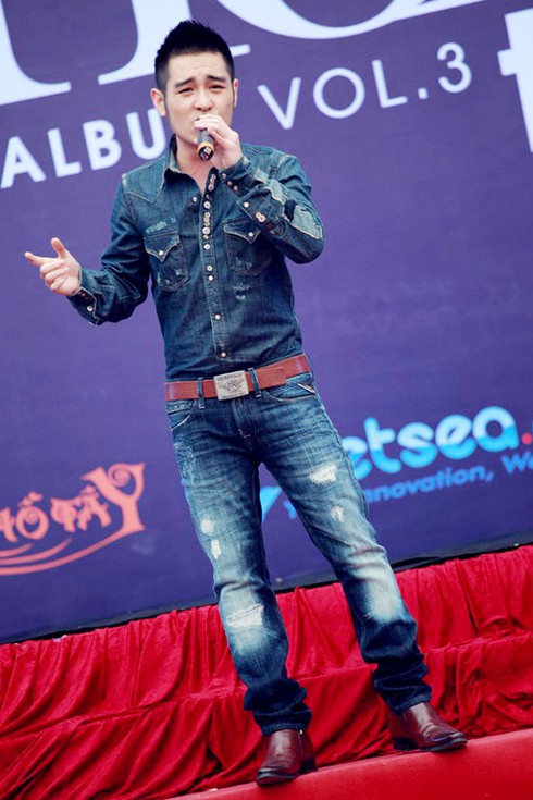 Hoàng Hải 'bẽn lẽn' sánh đôi với Vũ Hạnh Nguyên