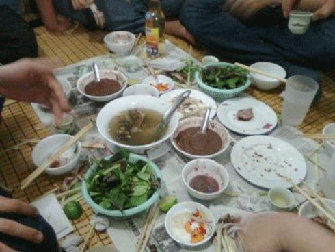 Mất mạng vì... miếng thịt chó