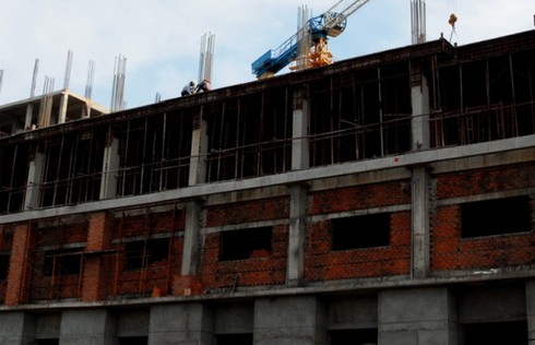 Rợn gáy nhìn công nhân xây dựng đùa cợt tử thần