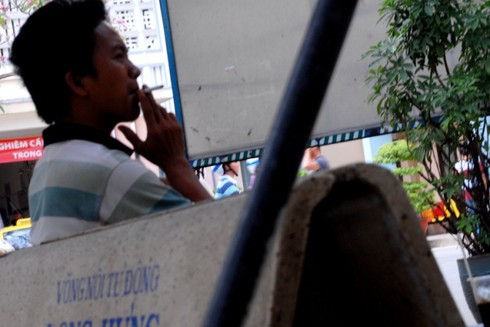 TP.HCM: Bệnh viện vẫn tràn khói thuốc