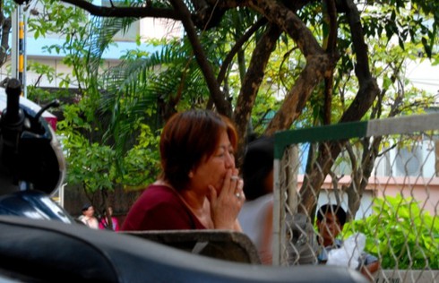TP.HCM: Bệnh viện vẫn tràn khói thuốc