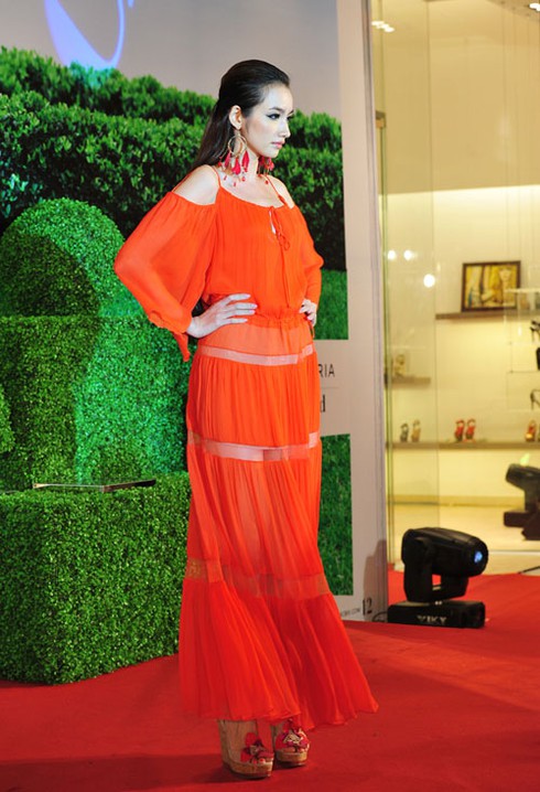 Trúc Diễm và Chung Thục Quyên rực rỡ trên sàn catwalk