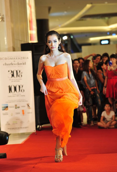 Trúc Diễm và Chung Thục Quyên rực rỡ trên sàn catwalk
