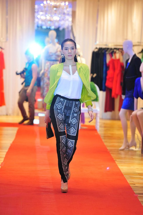 Trúc Diễm và Chung Thục Quyên rực rỡ trên sàn catwalk