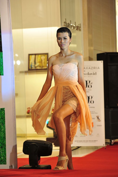 Trúc Diễm và Chung Thục Quyên rực rỡ trên sàn catwalk