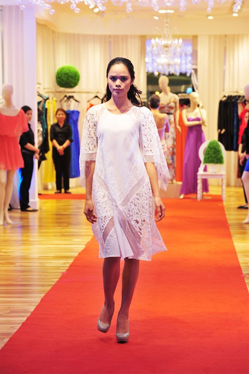 Trúc Diễm và Chung Thục Quyên rực rỡ trên sàn catwalk