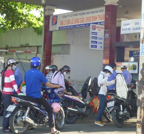 “Dở khóc dở cười” vì xăng tăng giá bất ngờ