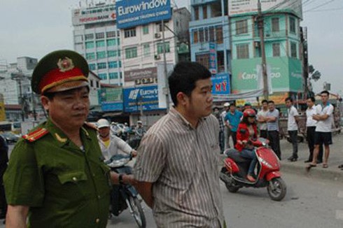 Vi phạm giao thông, ngang nhiên tông xe khiến CSGT nhập viện