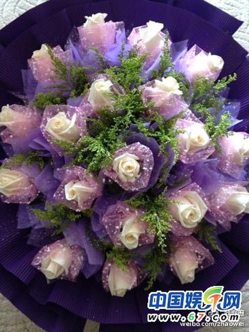 Triệu Vy khoe hoa chồng tặng