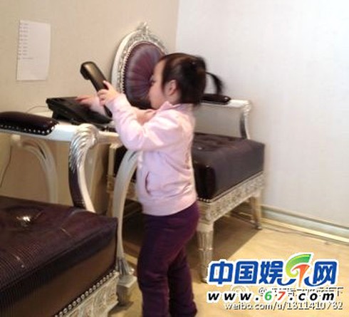 Triệu Vy khoe hoa chồng tặng