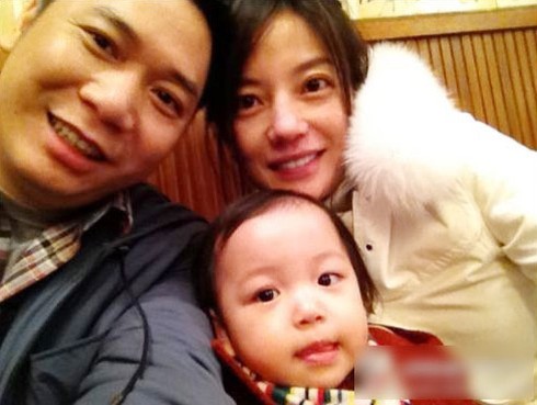 Triệu Vy khoe hoa chồng tặng