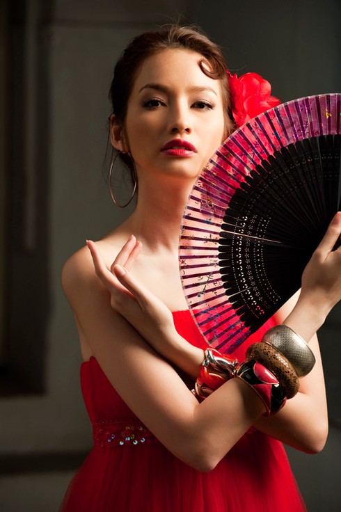 Trúc Diễm nồng nàn với sắc đỏ