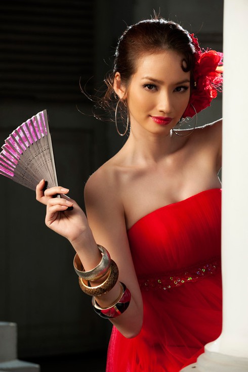 Trúc Diễm nồng nàn với sắc đỏ