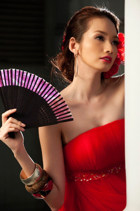 Trúc Diễm nồng nàn với sắc đỏ