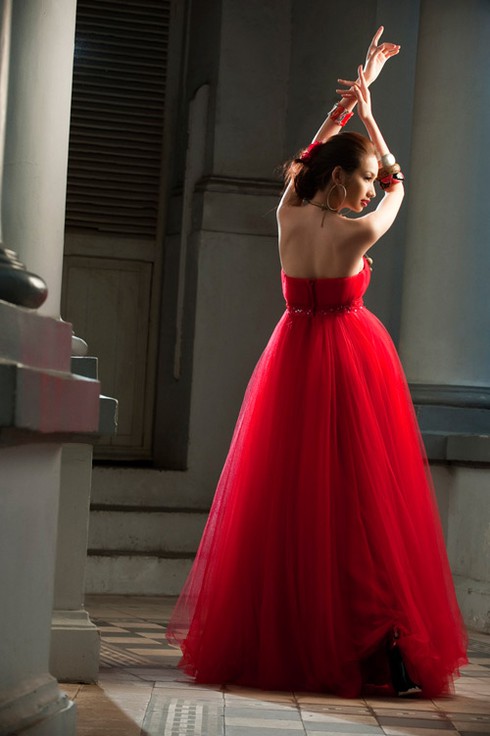 Trúc Diễm nồng nàn với sắc đỏ