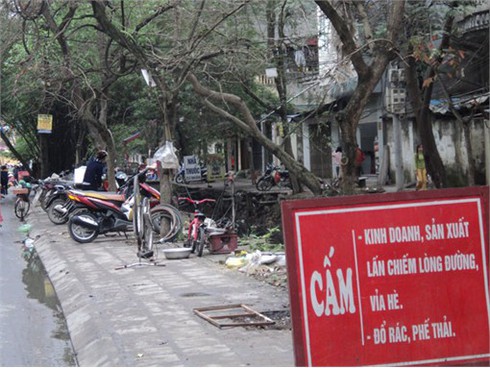 Nơi biển cấm bị sỉ nhục ở Hà Nội!