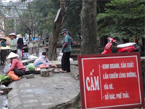 Nơi biển cấm bị sỉ nhục ở Hà Nội!