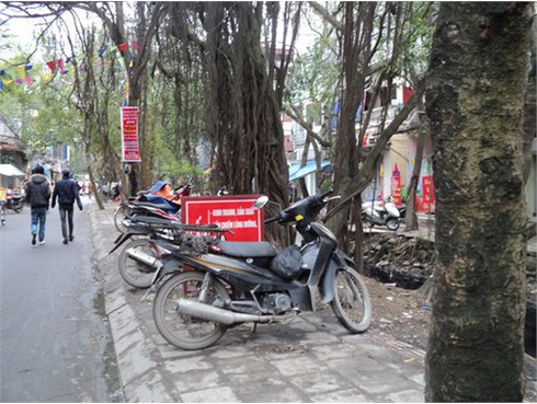 Nơi biển cấm bị sỉ nhục ở Hà Nội!