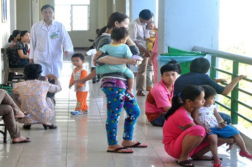 Bệnh tay chân miệng hoành hành miền Trung