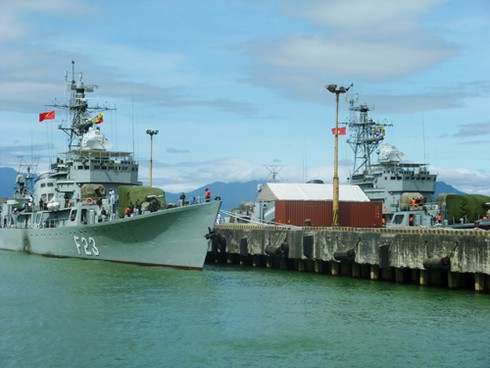 Cận cảnh hai tàu khu trục Myanmar tới thăm Đà Nẵng sáng nay