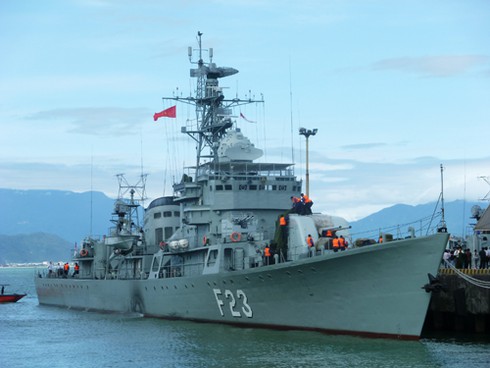 Cận cảnh hai tàu khu trục Myanmar tới thăm Đà Nẵng sáng nay