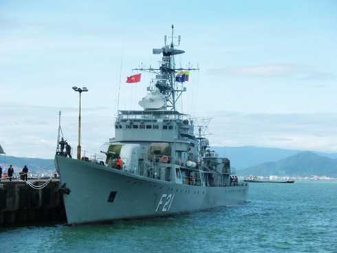 Cận cảnh hai tàu khu trục Myanmar tới thăm Đà Nẵng sáng nay