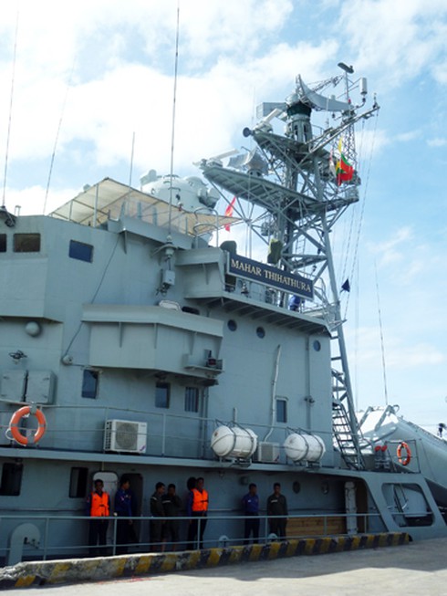 Cận cảnh hai tàu khu trục Myanmar tới thăm Đà Nẵng sáng nay