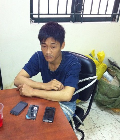 Nhân viên kho hàng lại trộm Iphone
