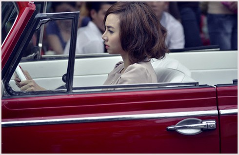 Đinh Ngọc Diệp khoe xế đỏ cá tính