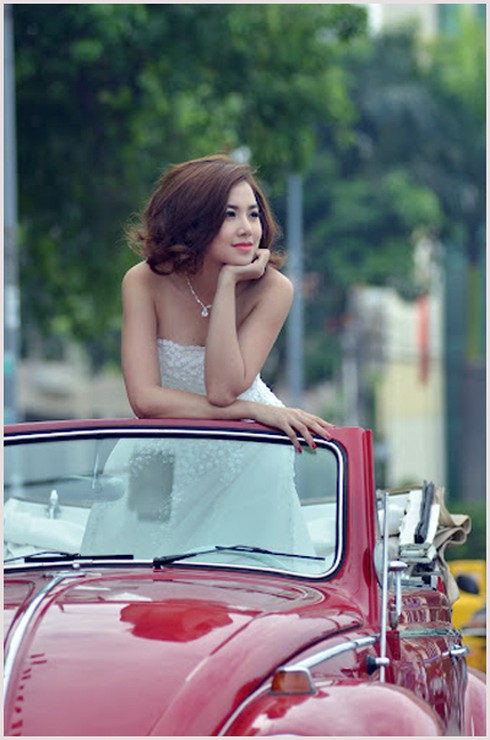 Đinh Ngọc Diệp khoe xế đỏ cá tính