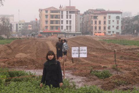 Hà Nội: Hàng trăm ngôi mộ bị vùi lấp trong đêm