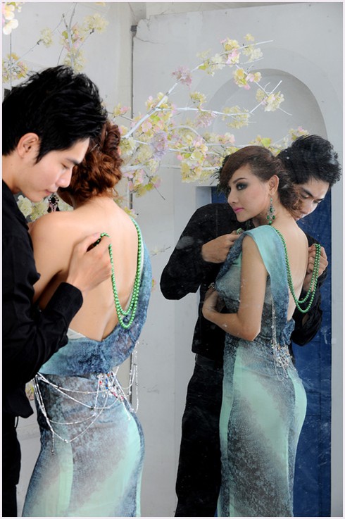 Siêu mẫu Quốc Bảo nồng nàn cùng bạn gái