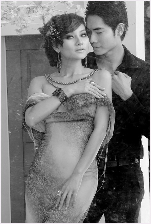 Siêu mẫu Quốc Bảo nồng nàn cùng bạn gái